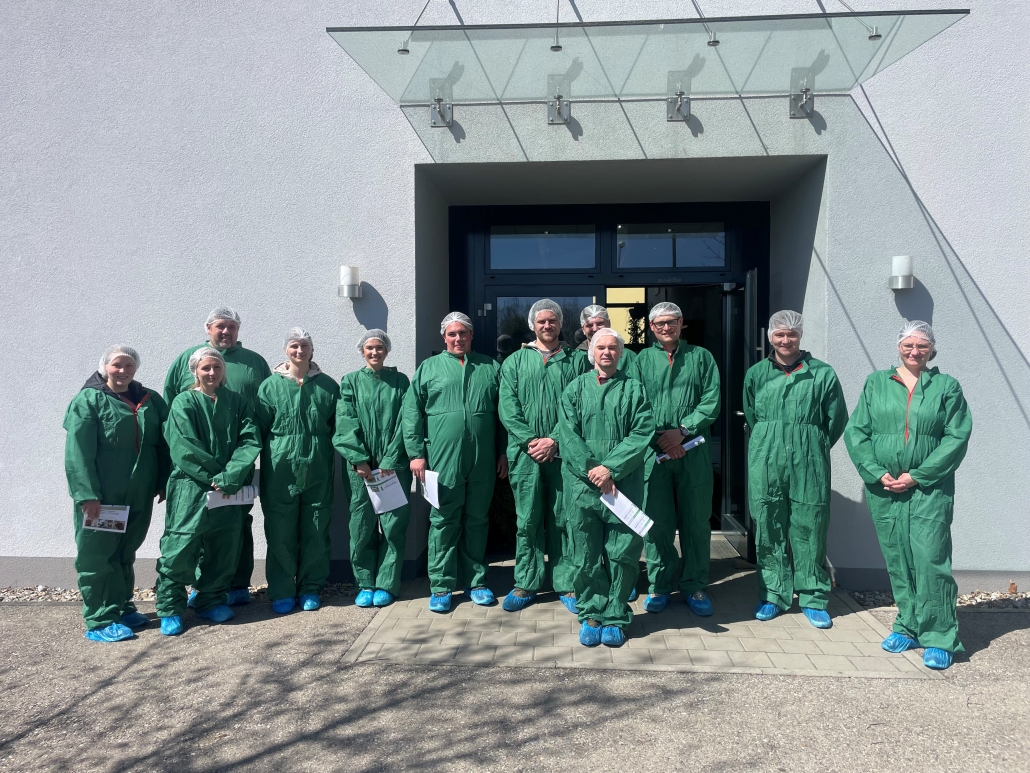 Teilnehmer am Modul „Zucht“ mit dem Praxisteil „Stierpräsentation“ am Tieberhof, Gleisdorf, im April 2026.